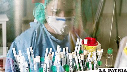 Científicos de todo el mundo trabajan para desarrollar una vacuna que frene el coronavirus /Prensa Libre: EFE
