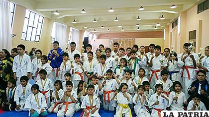 Los atletas del karate se entrenan a través de clases virtuales /LA PATRIA /Archivo