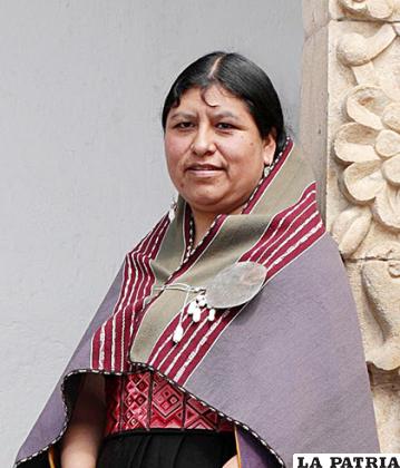 Hablante de aymara y quechua, es directora del Museo Nacional de Etnografía y Folklore en La Paz, Bolivia /elmuseoreimaginado.com