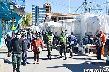 Los policías custodian en la calle y están en mayor contacto con otras personas /LA PATRIA
