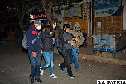 El instante del arresto de las dos primeras personas /LA PATRIA
