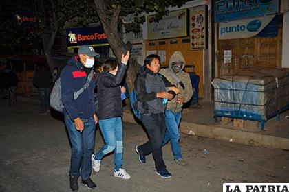 El instante en que la Policía arrestó a los infractores /LA PATRIA
