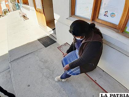 La madre en dependencias de la Fiscalía /LA PATRIA

