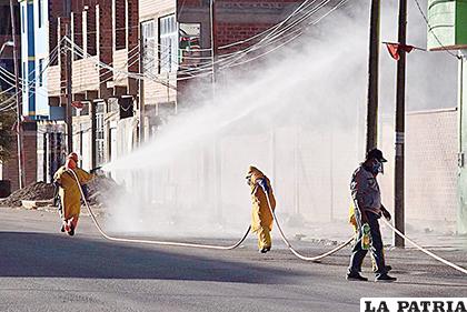 Las fumigaciones se realizan desde que inició la cuarentena /REYNALDO BELLOTA /LA PATRIA