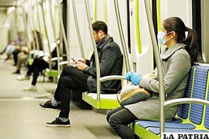 Personas viajando en transporte público con mascarilla en otros países /huffingtonpost.es
