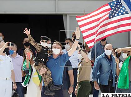 El presidente brasileño, Jair Bolsonaro (c), saluda en una manifestación de apoyo este domingo en la entrada del Palacio do Planalto en Brasilia (Brasil) /EFE/Joédson Alves.
