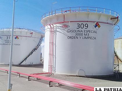 Los dos nuevos tanques para el almacenamiento de combustibles /LA PATRIA