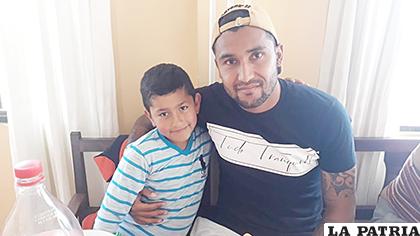 Adrián Jusino pasa la cuarentena en su domicilio junto a su familia /futbolbolivia.com