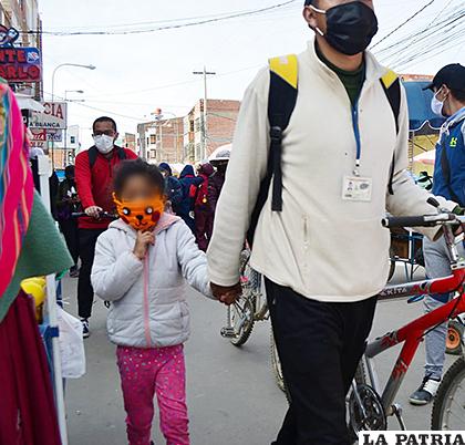Algunos niños ya salen a las calles /CARLA HERRERA /LA PATRIA 
