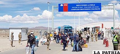 Varios bolivianos llegaron desde la frontera en Pisiga en buses /APG
