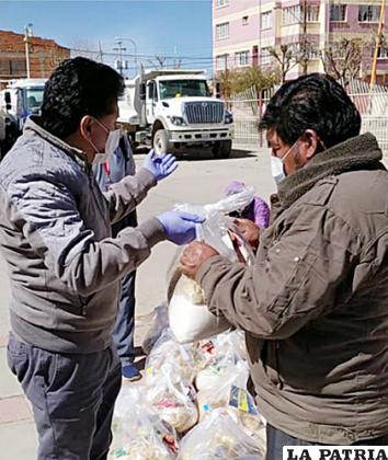 El alcalde entregó más de 150 bolsas de víveres /LA PATRIA
