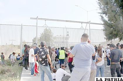 Familiares de los privados de libertad esperan en la puerta del penal /EL IMPARCIAL
