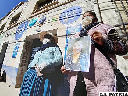 La madre y la hermana de Adriana arribaron ayer a la ciudad de Oruro 
/LA PATRIA
