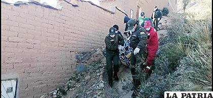 El instante en que la Policía evacuó el cadáver del presunto agresor /LA PATRIA

