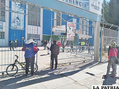 Los arrestados fueron trasladados hasta el estadio Jesús Bermúdez /LA PATRIA
