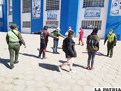 La Policía exhorta a la población cumplir con la disposición de las autoridades 
/LA PATRIA

