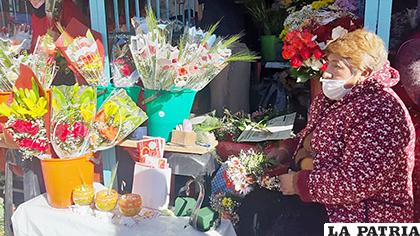 Las personas que se dedican al comercio de flores, esperan fechas como el Día de la Madre para tener buena venta /LA PATRIA
