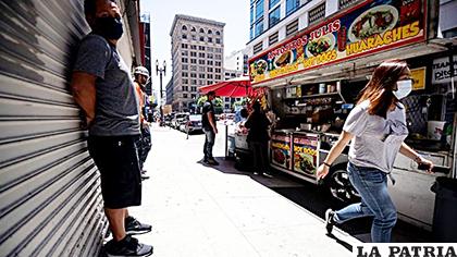 Clientes con máscaras faciales esperan ser atendidos en un camión de comida, en medio de la pandemia de coronavirus en Los Ángeles /EL DIARIO
