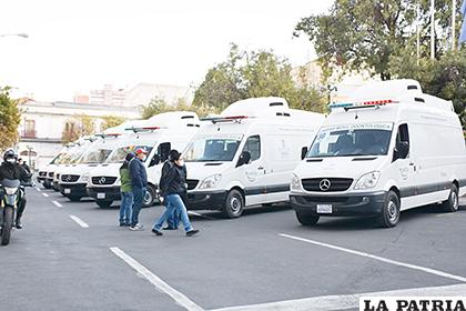 Las ambulancias fueron escoltadas por un contingente policial /ABI