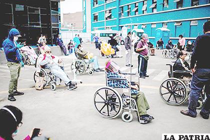 Pacientes esperan por atención médica, en el Hospital Guillermo Almenara de Lima /EFE
