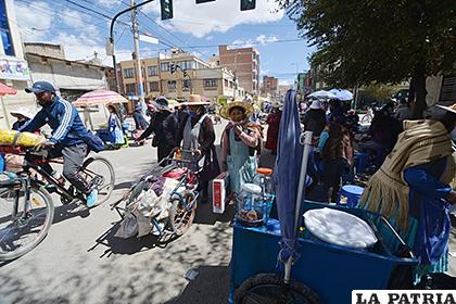 El comercio informal genera bastante movimiento en las calles 
/LA PATRIA
