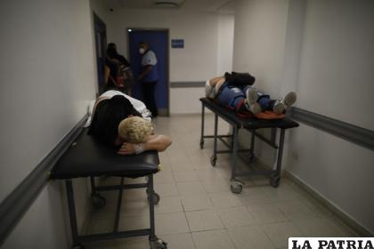 Pacientes yacen en camillas en un pasillo del área de emergencias del hospital Dr. Norberto Raúl Piacentini
/AP Foto/Natacha Pisarenko