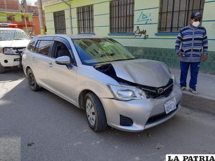 El taxi registró daños materiales en su capot /LA PATRIA