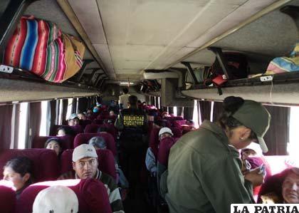 Policías realizan el control de documentos en el interior de bus /LA PATRIA