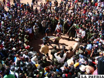 Combates en la plaza de Macha /Juan Carlos López