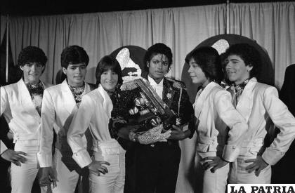Michael Jackson, en el centro, posa entre bambalinas con el grupo Menudo durante la ceremonia de los premios Grammy en Los Ángeles /AP Foto, Archivo