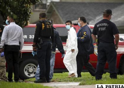 Un inmigrante sin permiso de residencia es conducido hacia un vehículo después de que agentes encontraran a más de 90 personas en una casa en Houston /Godofredo A. Vasquez/Houston Chronicle vía AP