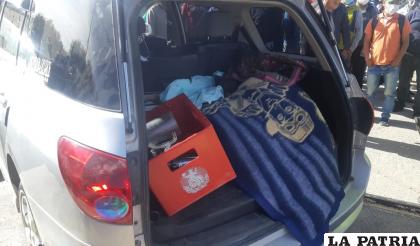 En el vehículo protagonista, había una caja de cerveza y vestimenta de policía /LA PATRIA