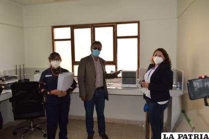 Autoridades participan de la entrega de equipamiento al laboratorio /LA PATRIA