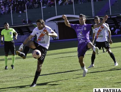 Sebastián Gularte domina el balón ante la marca de Gerardo Yecerotte /APG