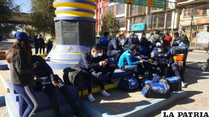 Los jugadores nuevamente tuvieron que esperar varias horas antes del viaje /Boris Sotes