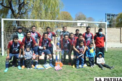 Los campeones celebrando su título con el trofeo de campeón /LA PATRIA