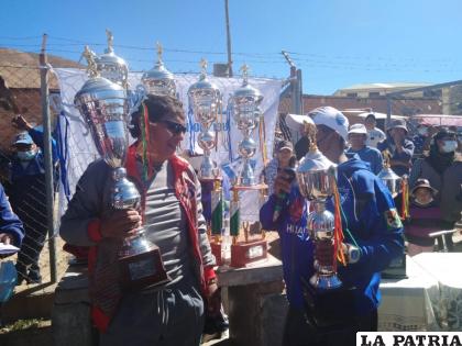 Entrega del trofeo al campeón de la división Sénior /LA PATRIA