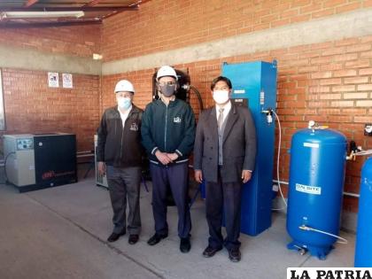 David Ismael Rojas, rector, junto al personal de la UTO en la Planta de Oxígeno /UTO