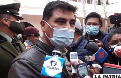 Gobernador de Oruro, Johnny Vedia, señala que la transición sigue en proceso /LA PATRIA