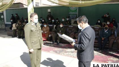 El gobernador entregando una distinción al teniente coronel Entrambasaguas /LA PATRIA