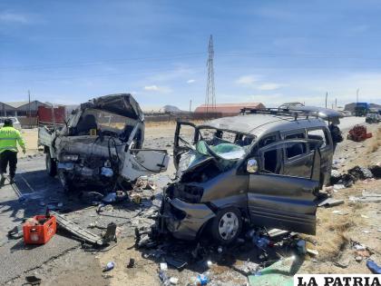 El impacto ocasionó graves daños a los dos motorizados /LA PATRIA