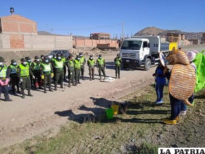 Policías se organizan para apoyar la limpieza /Archivo LA PATRIA