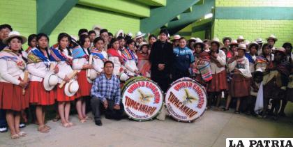 Conjunto autóctono de la unidad educativa