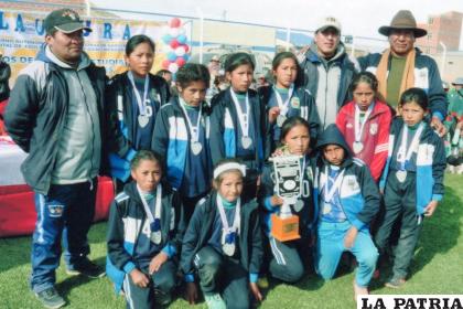 Equipo de fútbol de salón niñas que participaron en los juegos plurinacionales nivel primario