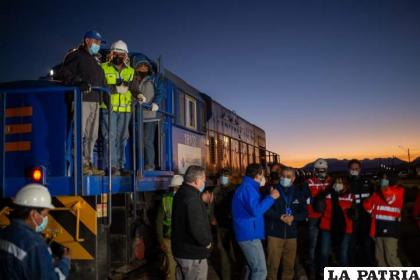 Autoridades ferroviarias de Chile hacen entrega de las 422 tn de bobinas de cobre en Visviri