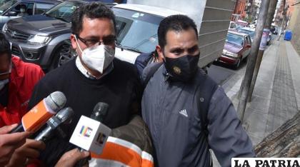 Eddy Luis Franco (izq.), exgerente de Entel, en su traslado al penal de San Pedro de La Paz /APG 