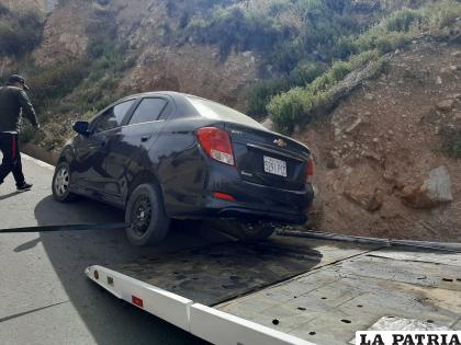 El conductor de la vagoneta se encunetó en una zanja /LA PATRIA