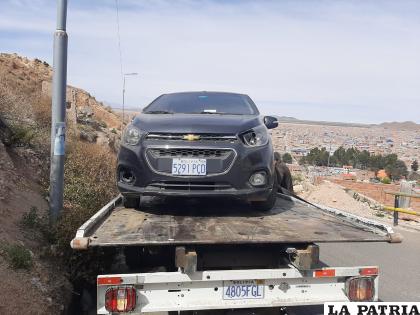 El motorizado siendo remolcado por personal de Tránsito /LA PATRIA
