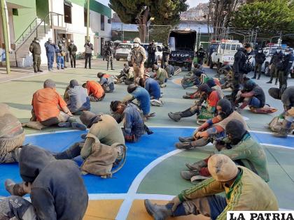 Los 51 “jucus” en el patio del Comando de la Policía /LA PATRIA