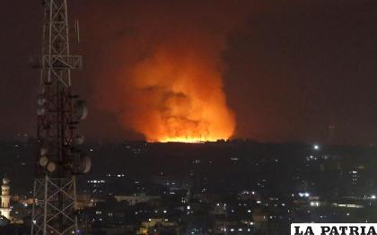 Un incendio arde en la Franja de Gaza tras un ataque de las fuerzas israelíes /AP Foto/Hatem Moussa